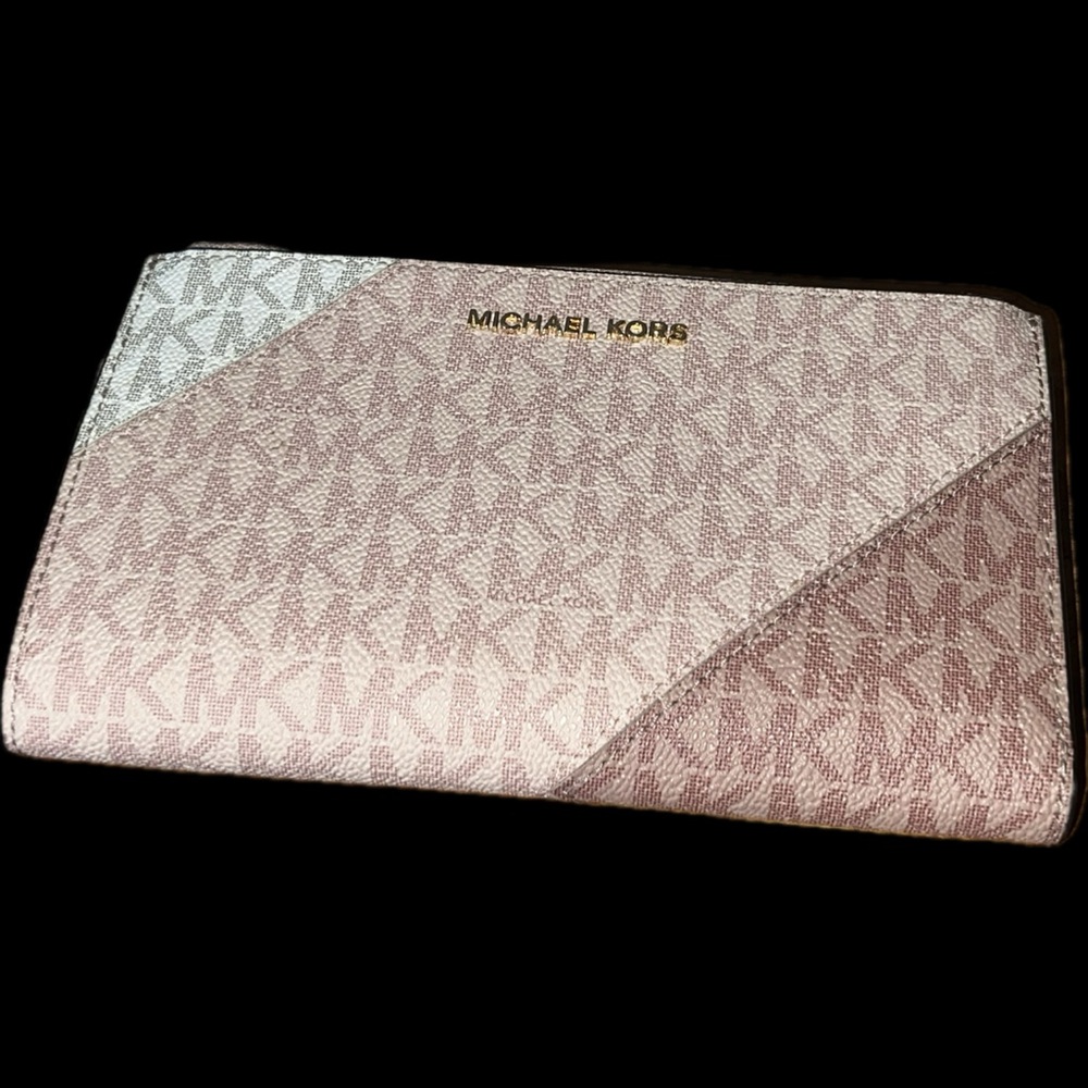 the Signature Logo Jet Set Double Zip Wristlet features: only used once